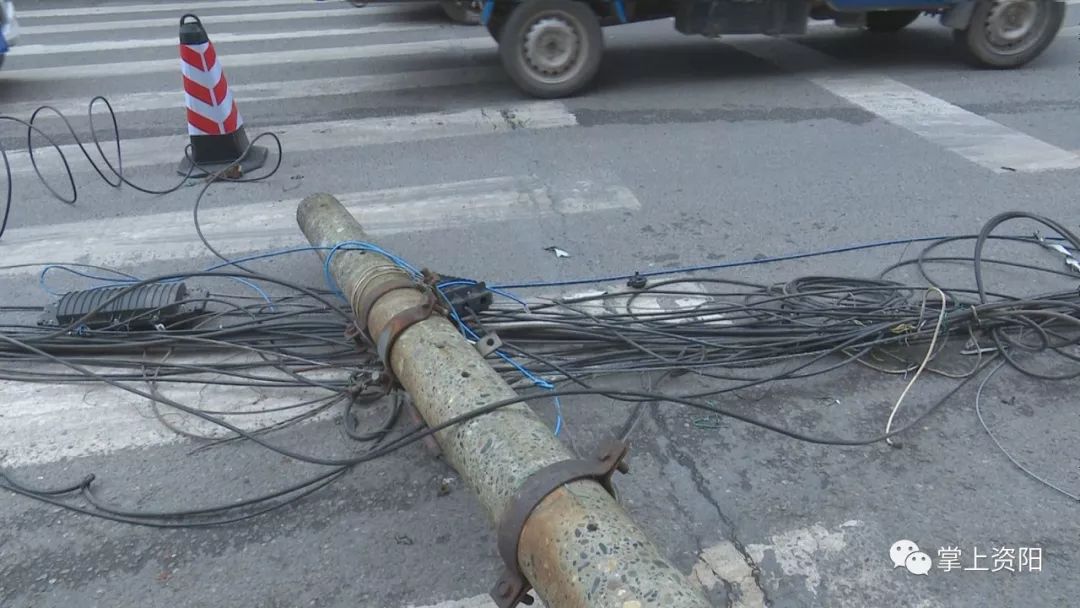 貨車(chē)掛斷七根電桿，通信線路受損嚴(yán)重